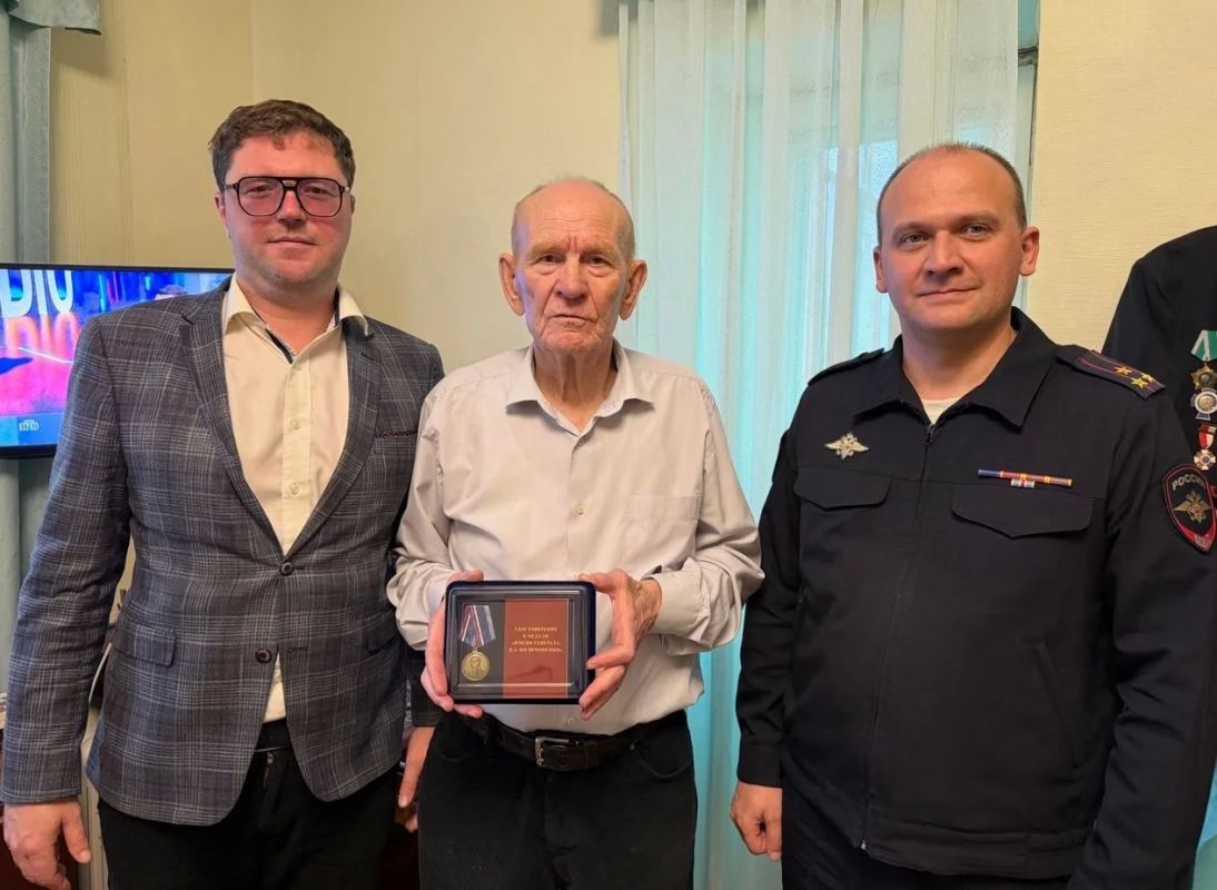 Председатель Общественного совета при УМВД региона поздравил с юбилеем почетного гражданина области
