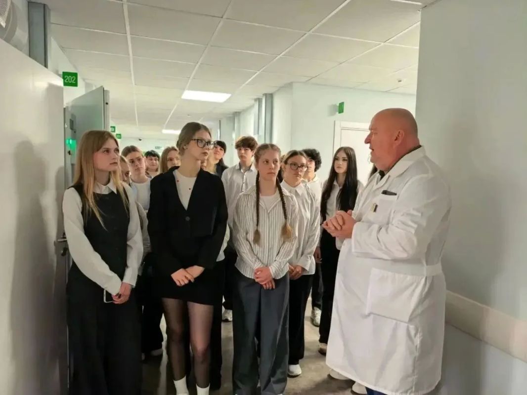 Тысячи юных новгородцев поучаствовали во Всероссийском месяце профориентации Тысячи юных новгородцев поучаствовали во Всероссийском месяце профориентации