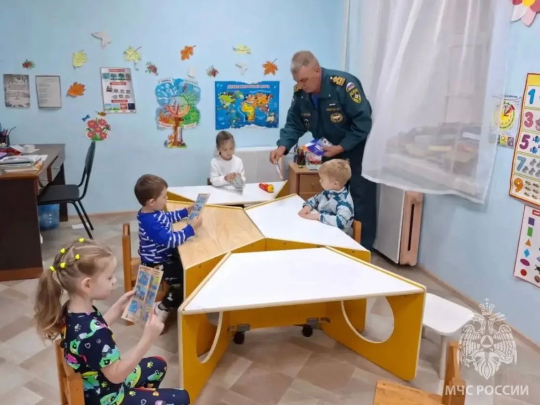Маленьким о важном. Сотрудники Центра ГИМС Главного управления МЧС России по Новгородской области провели познавательную встречу с воспитанниками Демянского детского сада Маленьким о важном. Сотрудники Центра ГИМС Главного управления МЧС России по Новгородской области провели познавательную встречу с воспитанниками Демянского детского сада