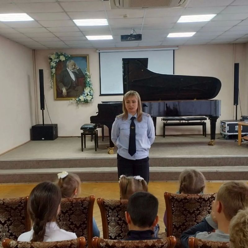 В Великом Новгороде полицейские и юные музыканты подарили праздник воспитанникам интерната В Великом Новгороде полицейские и юные музыканты подарили праздник воспитанникам интерната