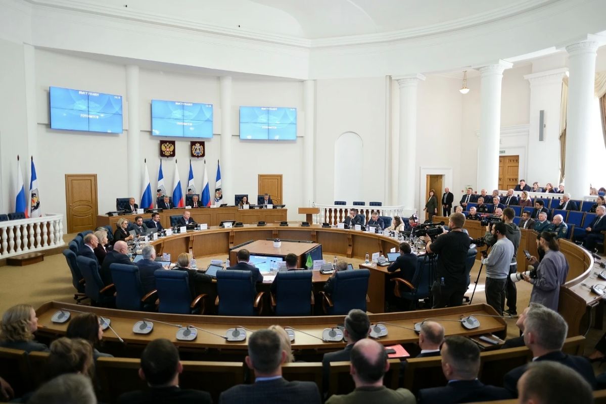 Депутатский корпус Новгородской областной Думы восьмого созыва обновился более чем на треть