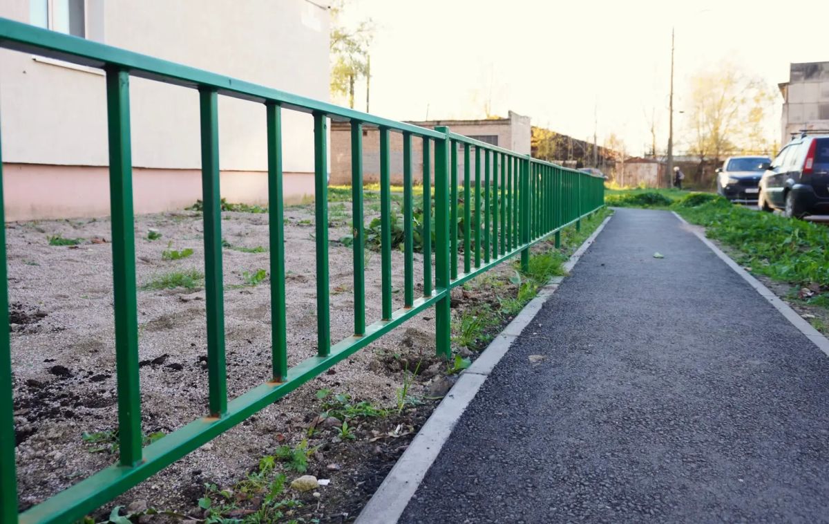 В Великом Новгороде в рамках нацпроекта «Инфраструктура для жизни» благоустроили 10 дворов В Великом Новгороде в рамках нацпроекта «Инфраструктура для жизни» благоустроили 10 дворов