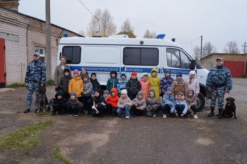 Боровичские школьники познакомились с работой полицейских-кинологов Боровичские школьники познакомились с работой полицейских-кинологов