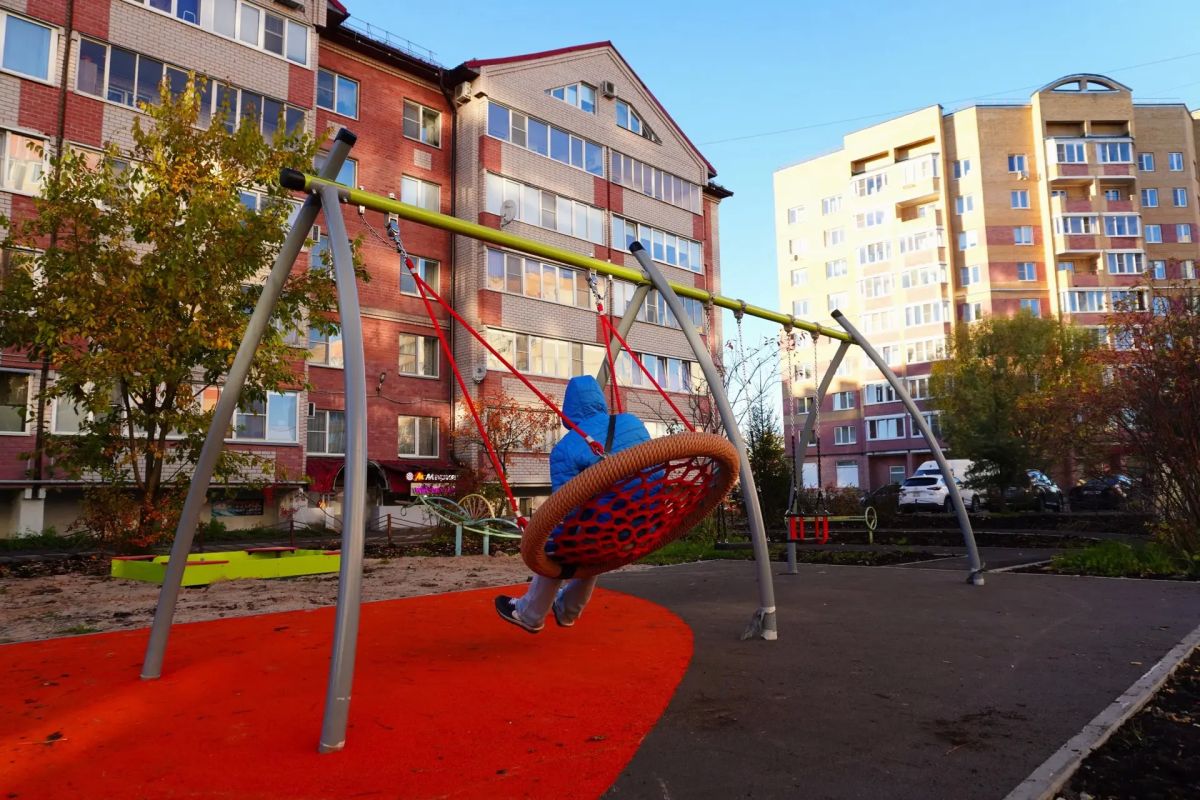 В Великом Новгороде в рамках нацпроекта «Инфраструктура для жизни» благоустроили 10 дворов В Великом Новгороде в рамках нацпроекта «Инфраструктура для жизни» благоустроили 10 дворов