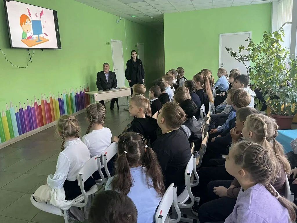 Урок цифровой безопасности провели парфинские полицейские для младших школьников