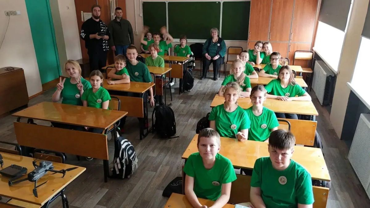 В Пестовском округе школьников научили применять БПЛА в сельском хозяйстве