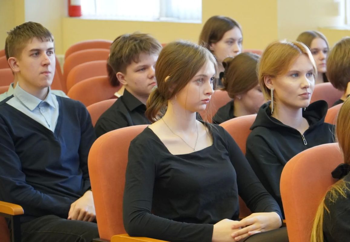 «Воспитатель года — 2026» из Великого Новгорода поделилась опытом с гимназистами «Воспитатель года — 2026» из Великого Новгорода поделилась опытом с гимназистами