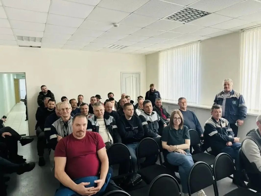 Госавтоинспекция Новгородского округа продолжает цикл профилактических бесед с водителями организаций Госавтоинспекция Новгородского округа продолжает цикл профилактических бесед с водителями организаций