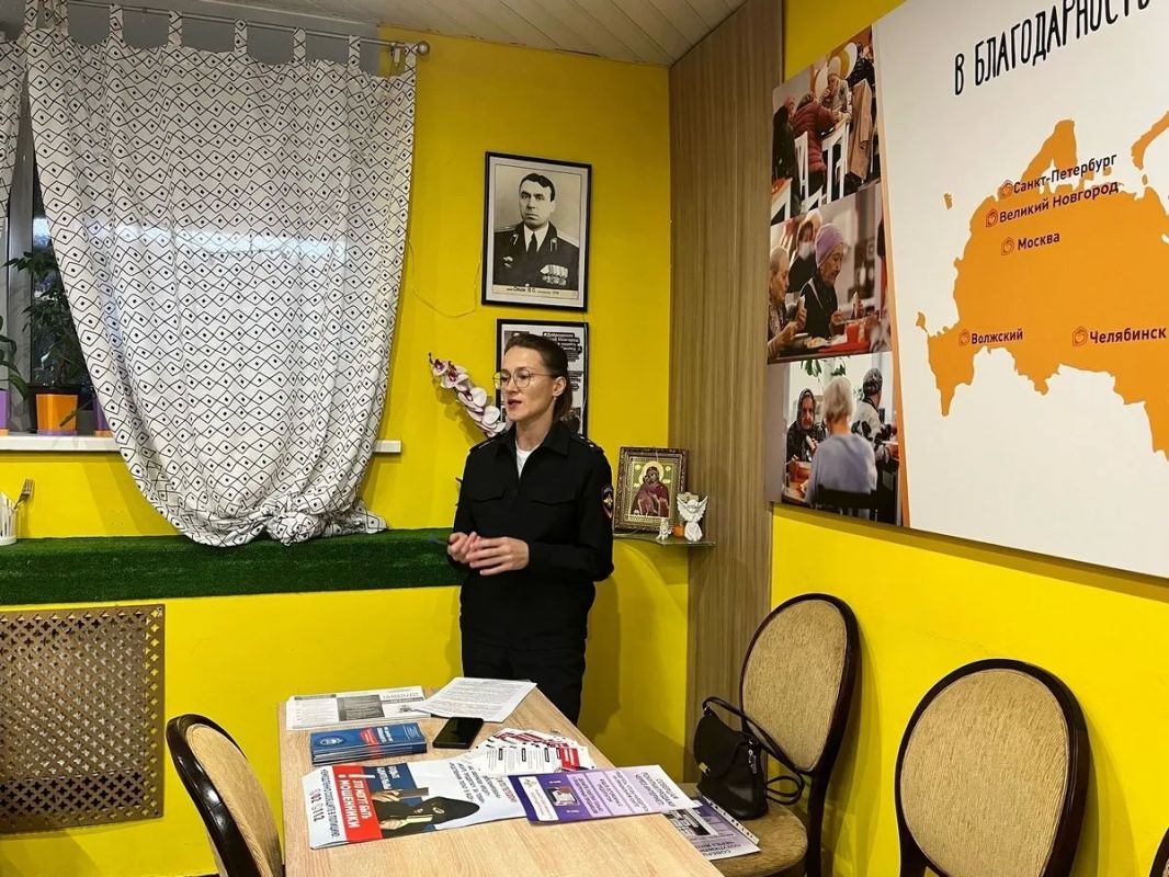 Новгородские полицейские провели профилактическую встречу с пенсионерами в социальном кафе «Добродомик» Новгородские полицейские провели профилактическую встречу с пенсионерами в социальном кафе «Добродомик»