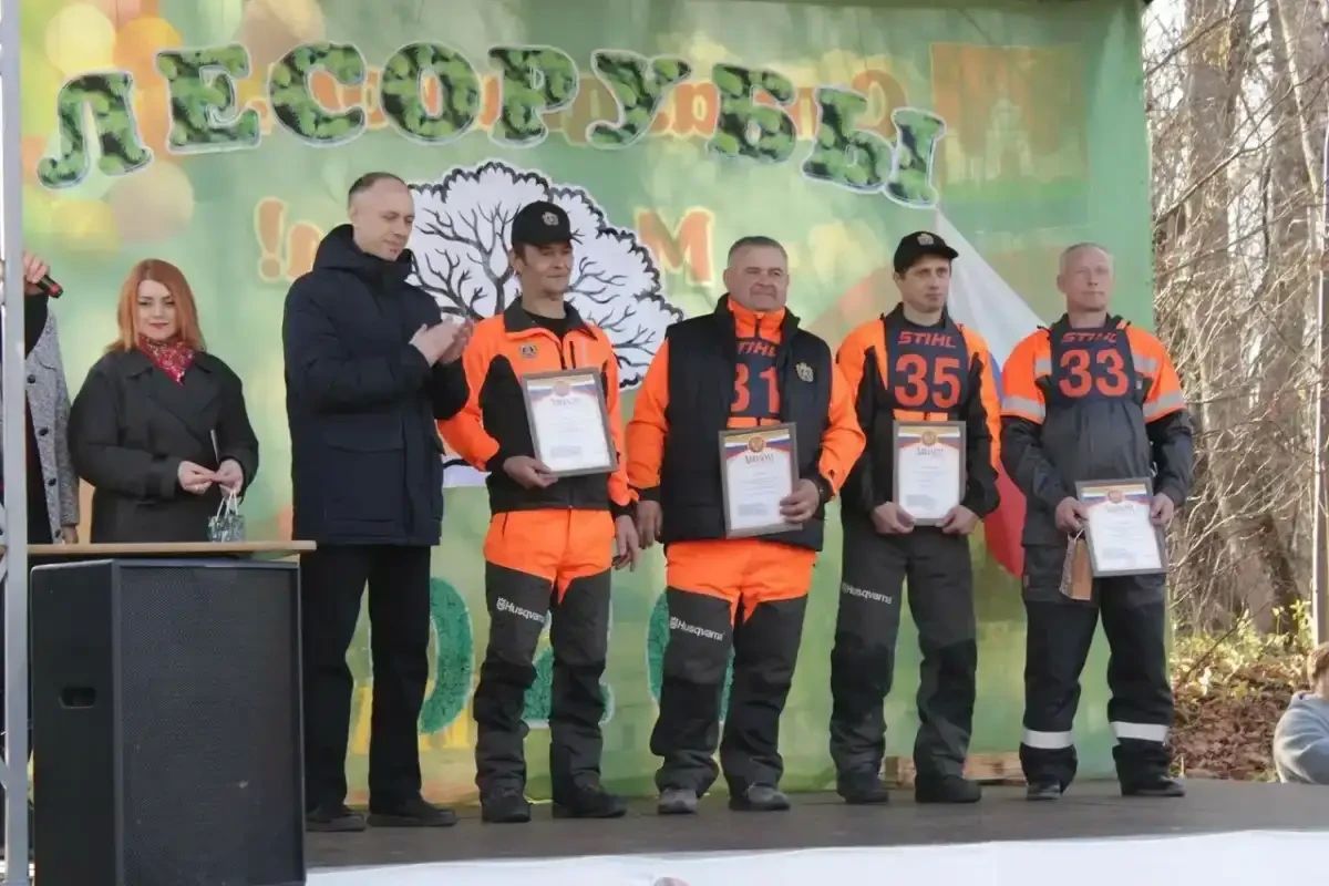 На соревнованиях вальщиков леса в Марёвском округе на скорость собирали бензопилу На соревнованиях вальщиков леса в Марёвском округе на скорость собирали бензопилу