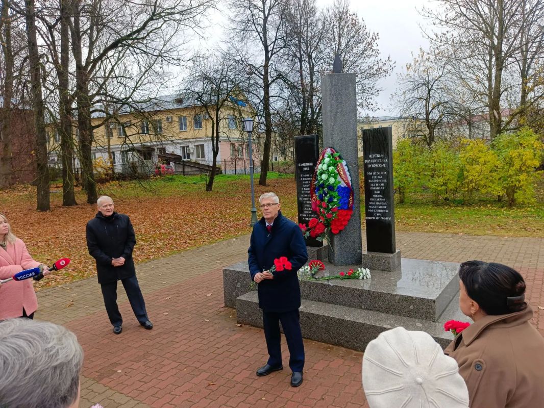 Новгородцы почтили память жертв политических репрессий Новгородцы почтили память жертв политических репрессий